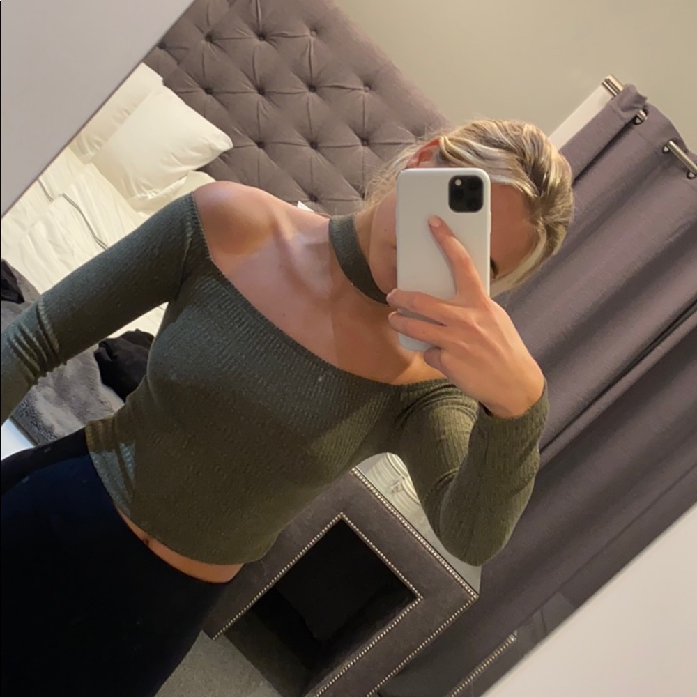 Choker neck long sleeve crop top!